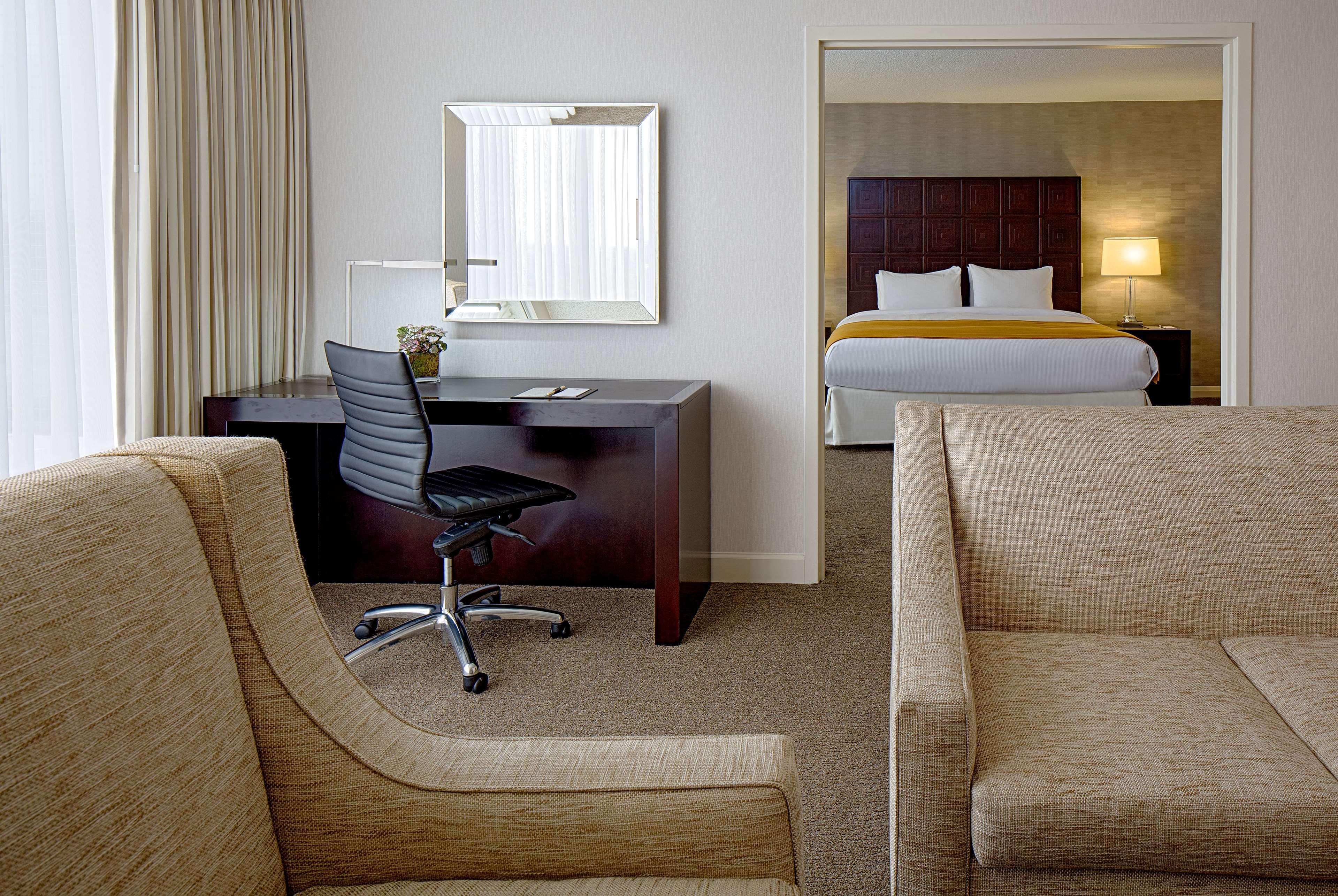 Doubletree By Hilton Hotel Houston Greenway Plaza Exterior foto
