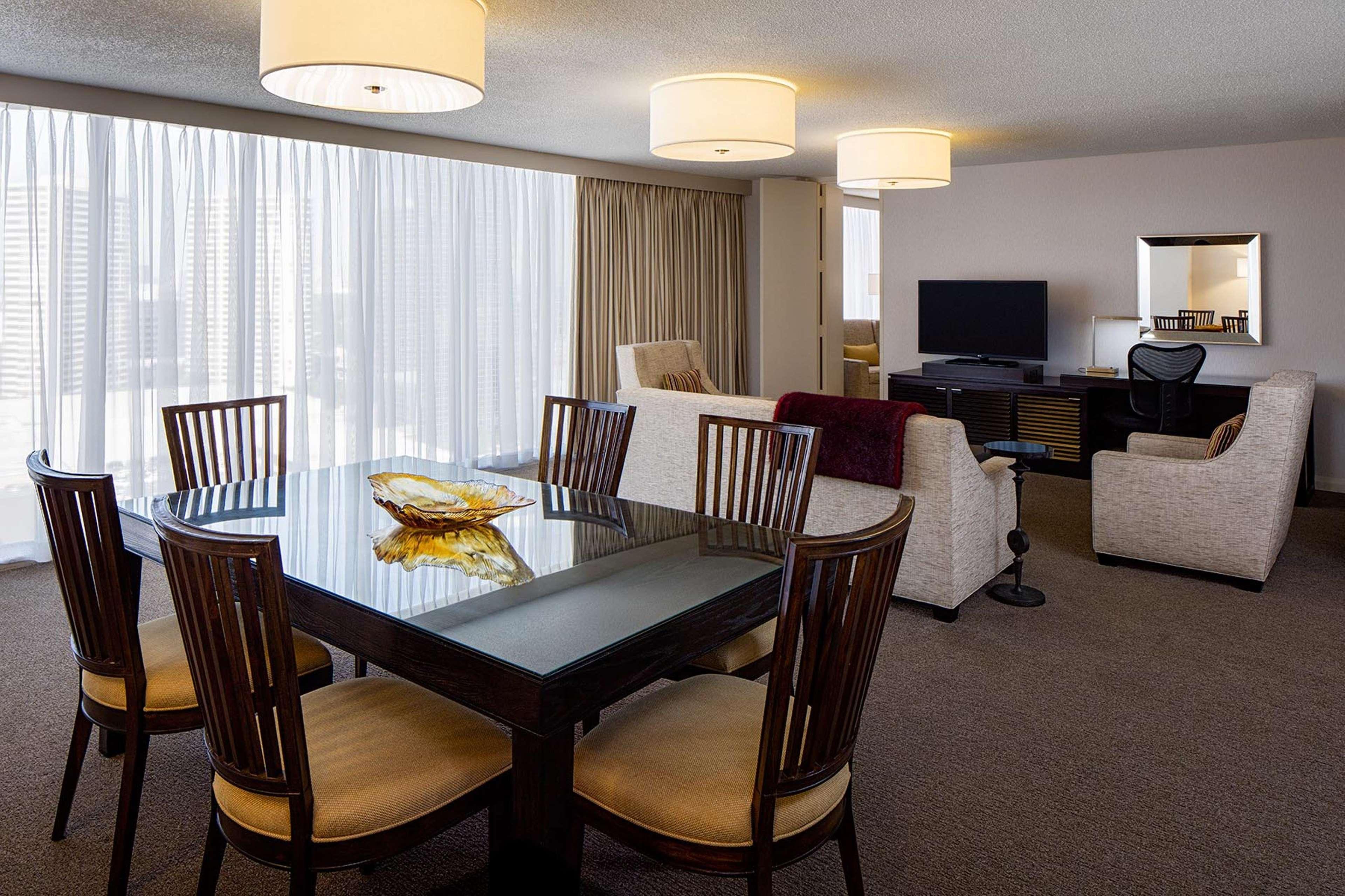 Doubletree By Hilton Hotel Houston Greenway Plaza Exterior foto