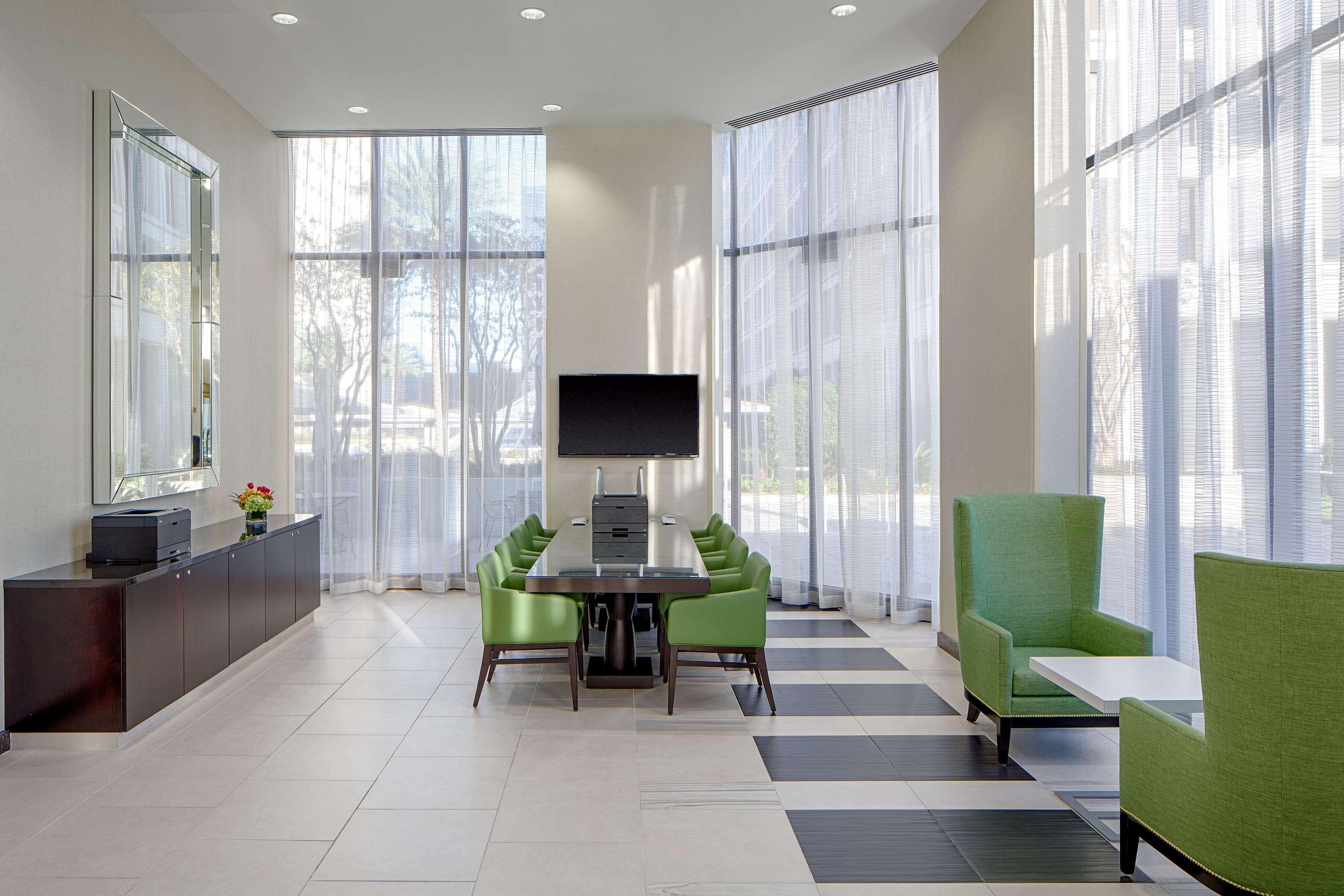 Doubletree By Hilton Hotel Houston Greenway Plaza Exterior foto